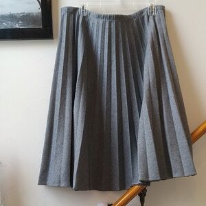 Elegant Vintage Gray Pleated Skirt